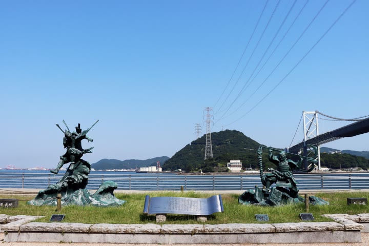 源義経・平知盛像と関門橋