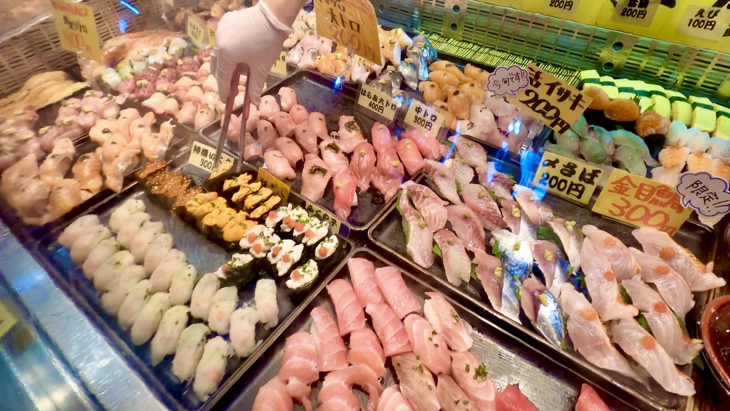 唐戸市場に並ぶ色鮮やかな寿司
