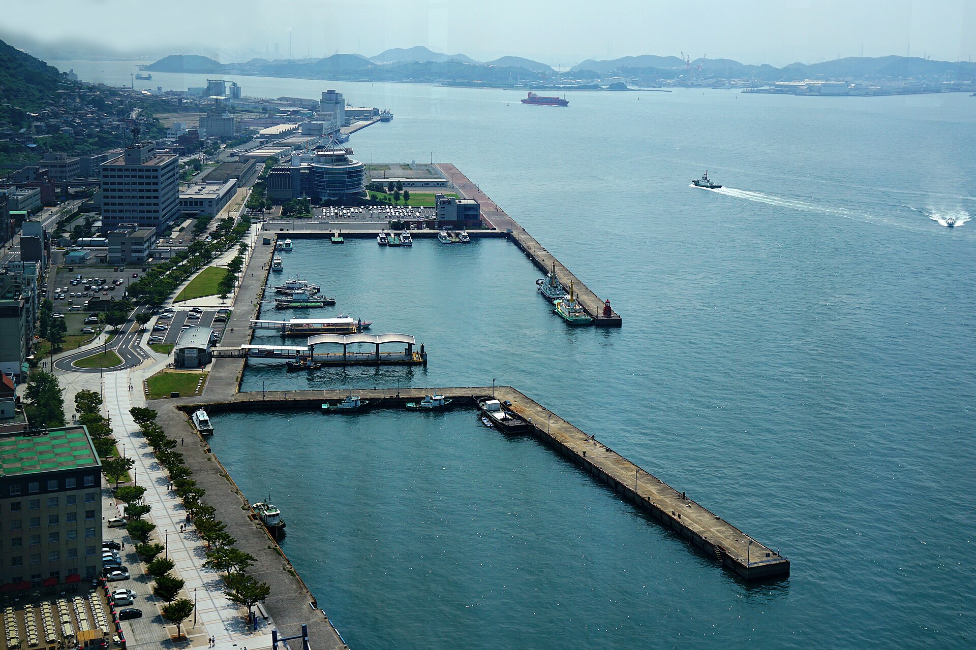 門司港中心部と関門海峡を望む風景