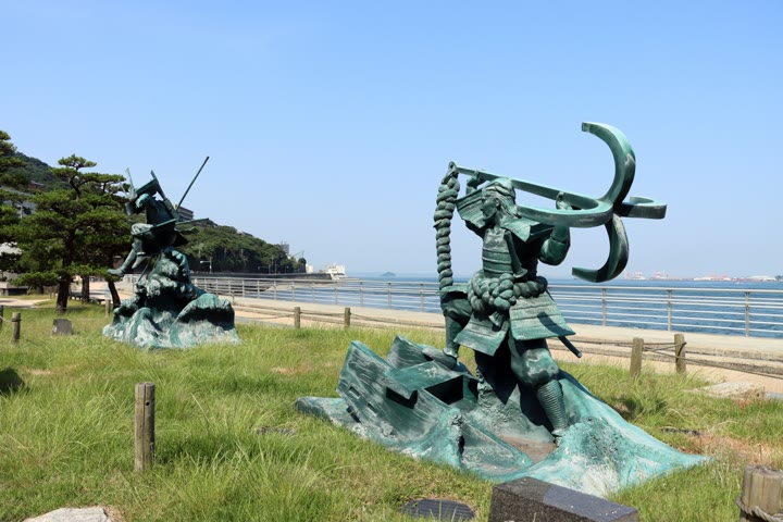 源義経と平知盛の像
